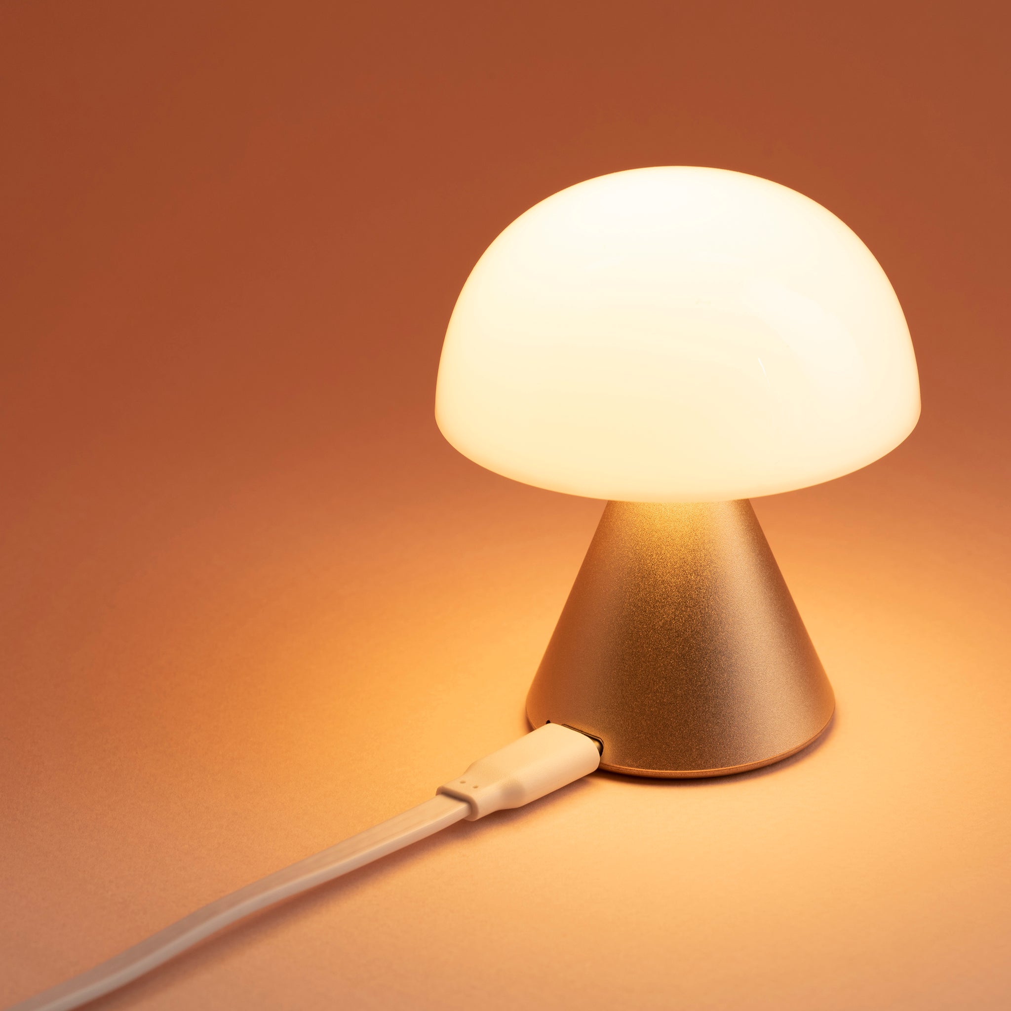 Lexon Mina Small Soft Gold│Oplaadbare LED lamp│art. LH60MD│met USB-kabel ne gele achtergrond