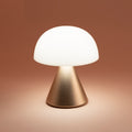 Lexon Mina Small Soft Gold│Oplaadbare LED lamp│art. LH60MD│vooraanzicht met gele achtergrond
