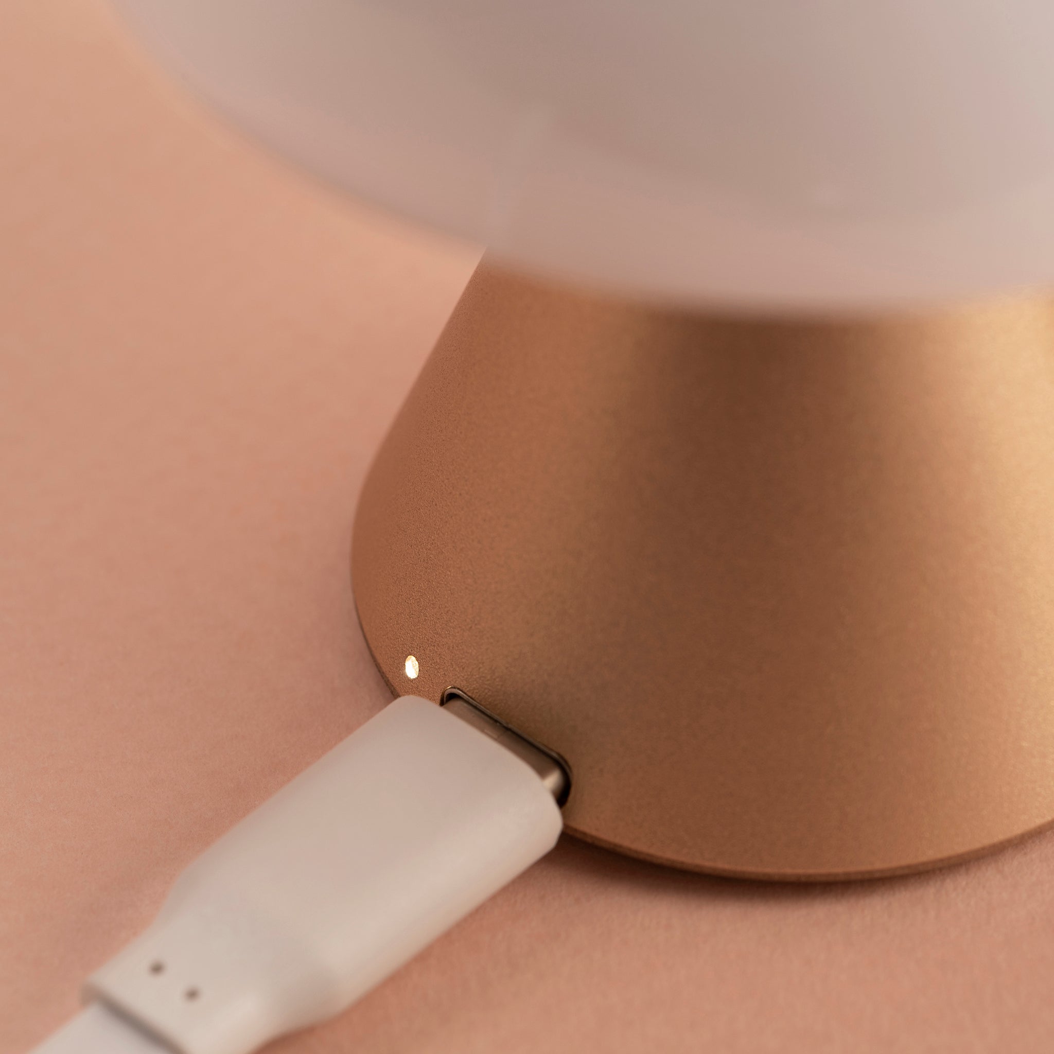 Lexon Mina Small Soft Gold│Oplaadbare LED lamp│art. LH60MD│detail USB-kabel en oplaadlichtje