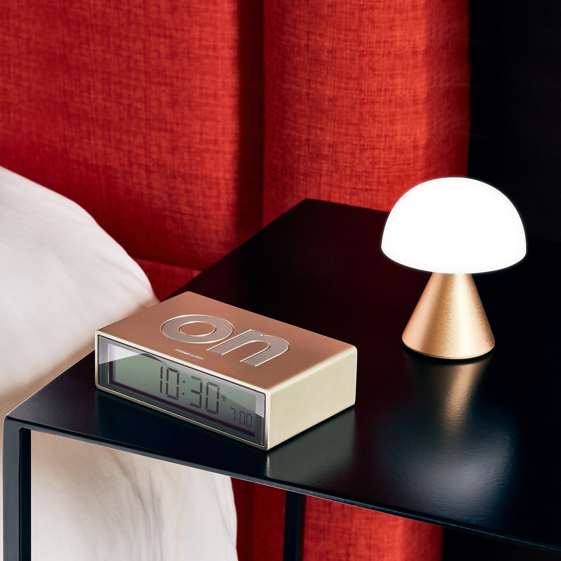 Lexon Mina Small Soft Gold│Oplaadbare LED lamp│art. LH60MD│naast Flip+ wekker