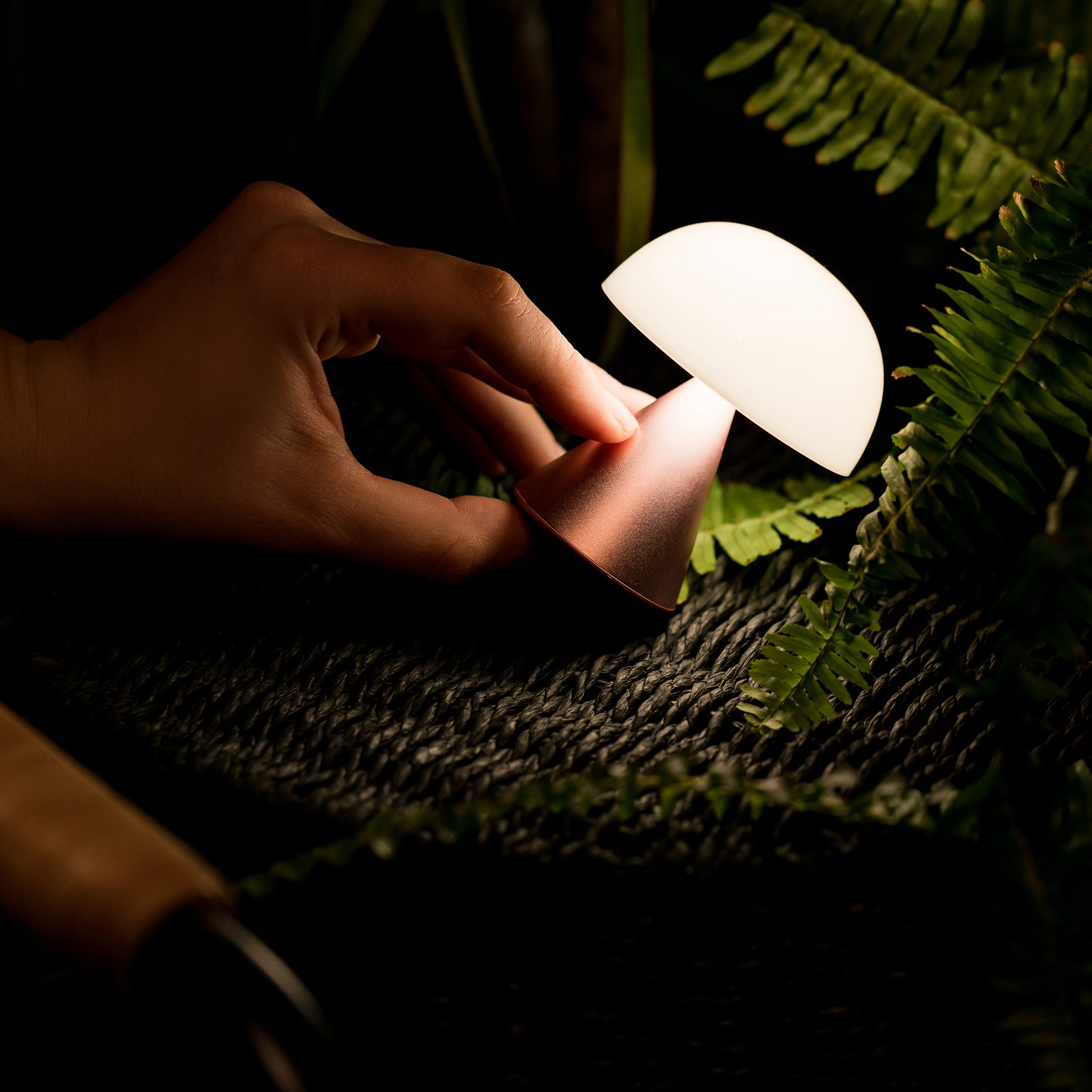 Lexon Mina Small Soft Gold│Oplaadbare LED lamp│art. LH60MD│an hand op aan-uit  knop