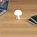 Lexon Mina Small Soft Gold│Oplaadbare LED lamp│art. LH60MD│op bureau naast laptop