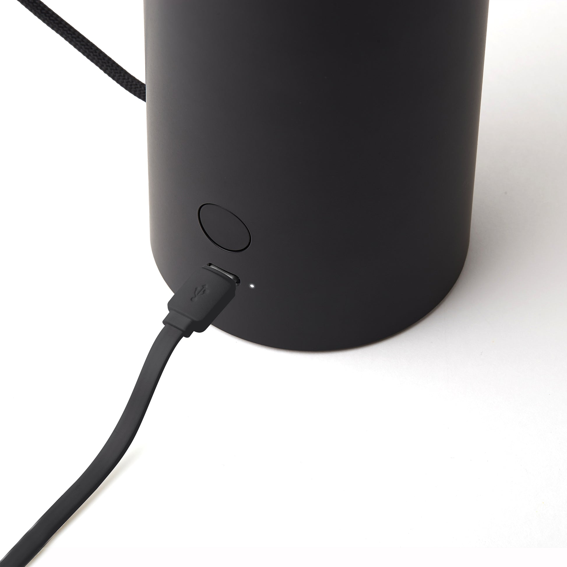 Lexon Orbe Zwart│Oplaadbare Tafellamp│art. LH88N│met USB-kabel in oplaadpoort