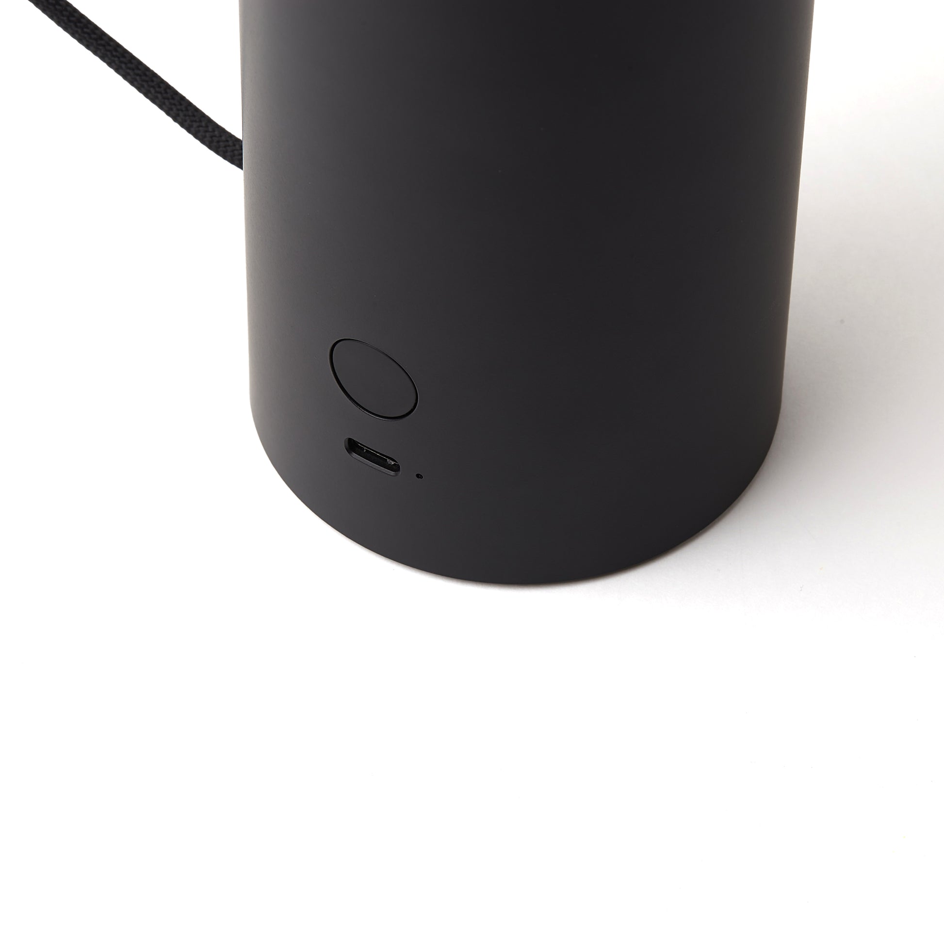 Lexon Orbe Zwart│Oplaadbare Tafellamp│art. LH88N│detail aan/uitknop en USB-poort