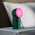 Lexon Orbe Donkergroen│Oplaadbare Tafellamp│art. LH88DG1│op nachtkastje met magneta licht aan
