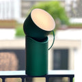 Lexon Orbe Donkergroen│Oplaadbare Tafellamp│art. LH88DG1│op railing vensterbank met warm licht aan