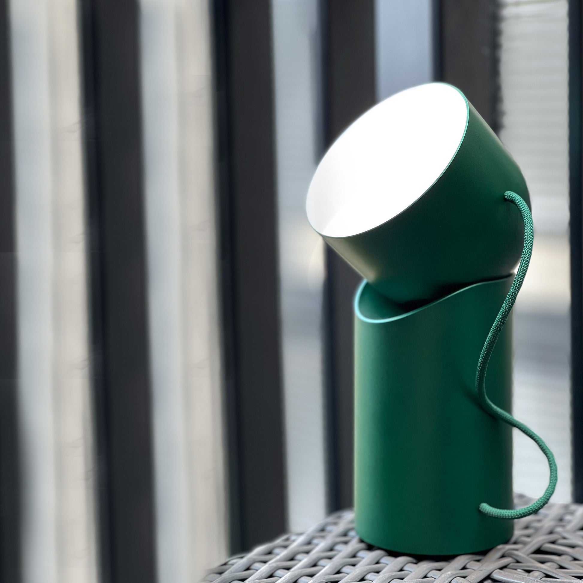 Lexon Orbe Donkergroen│Oplaadbare Tafellamp│art. LH88DG1│buiten op balkon met wit licht aan