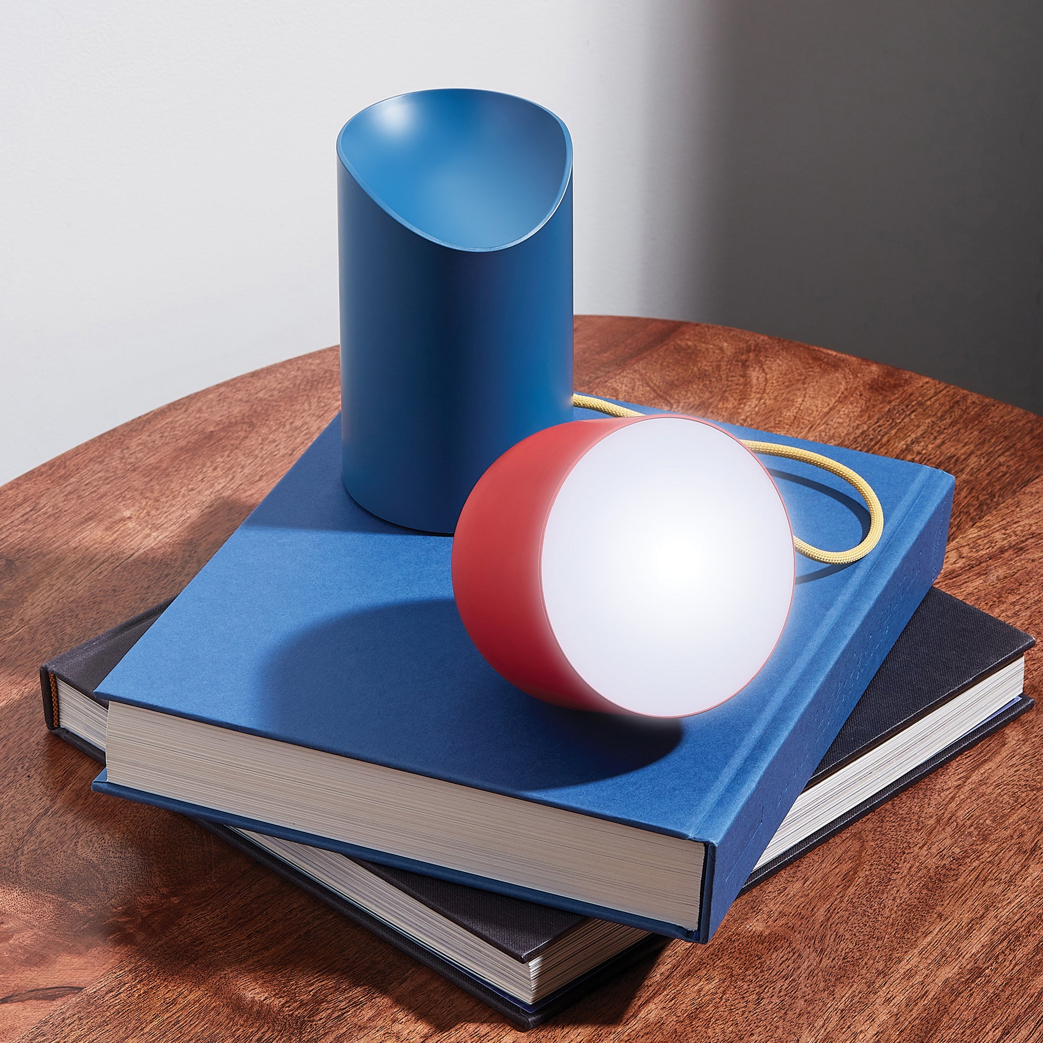 Lexon Orbe Duck Blue&Red│Oplaadbare Tafellamp│art. LH88DRY│op boeken met lamphoofd los