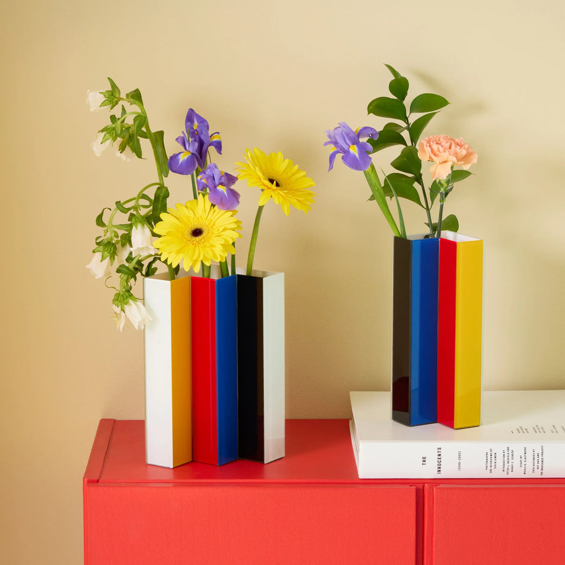 twee delen samen als wit blok met bloemen en losse delen klein afgebeeld  reechtsboven.