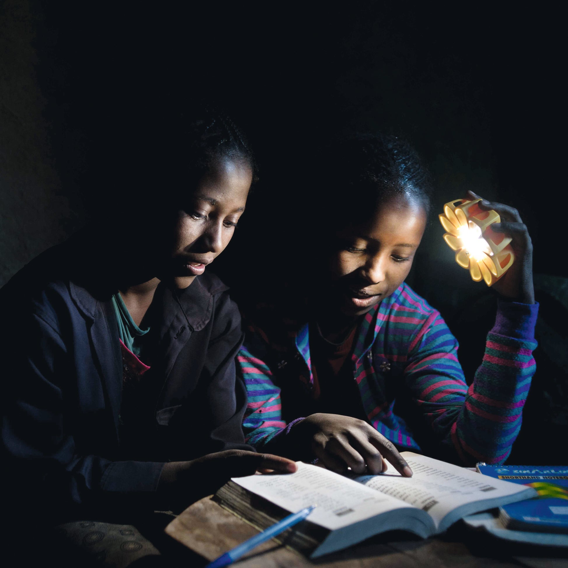 Little Sun Original│Lampje op Zonne-energie│Olufar Eliasson│kinderen lezen boek met lampje