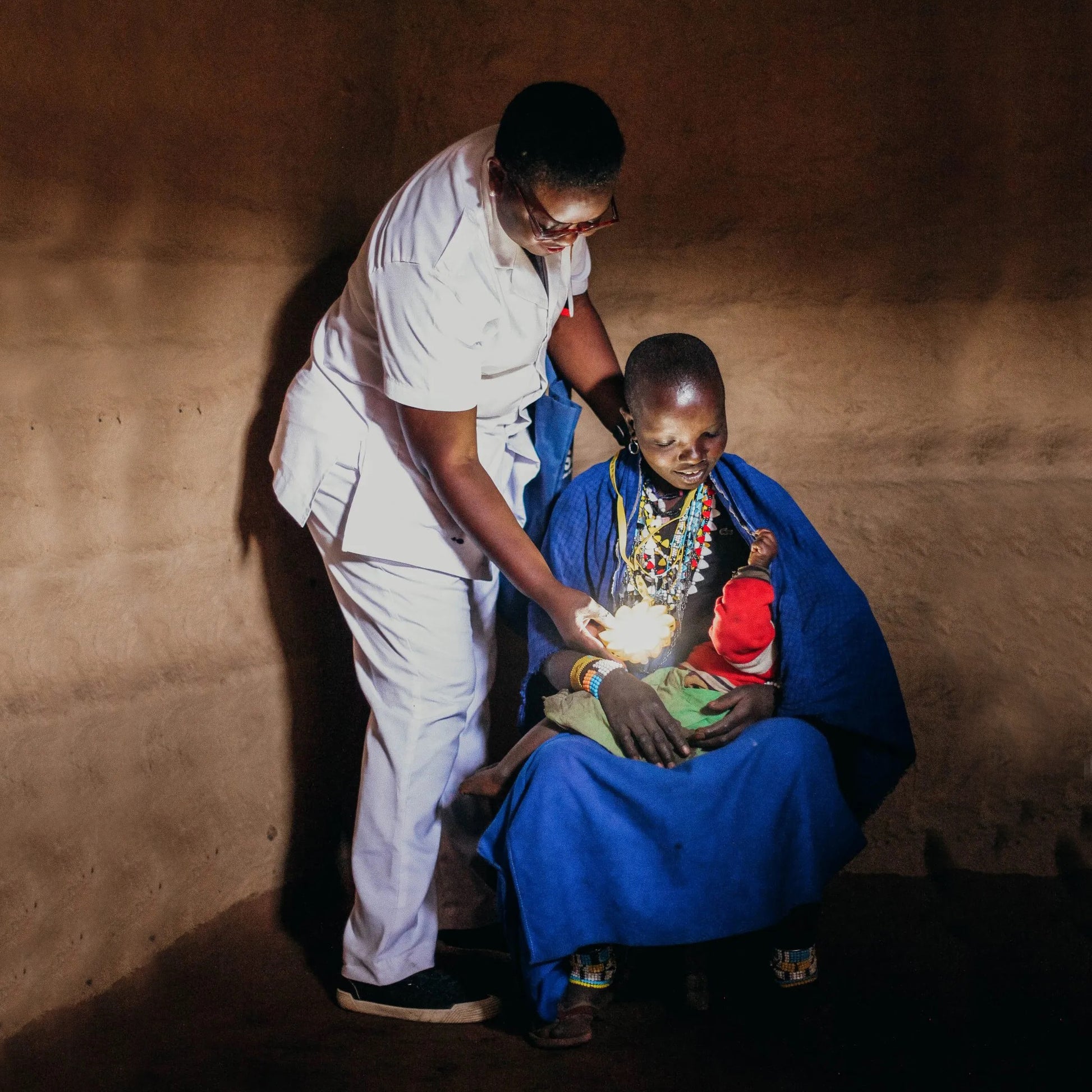 Little Sun Original│Lampje op Zonne-energie│Olufar Eliasson│vrouw met kind met lampje om nek