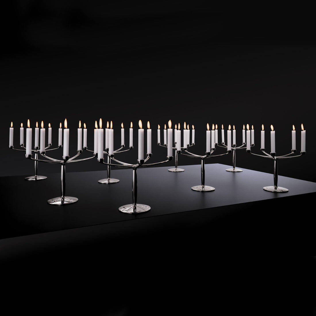 Lucy Kandelaar Mat Zwart│Marcel Wanders voor Goods│art. LC 50.02│vooraanzicht met brandende kaarsen