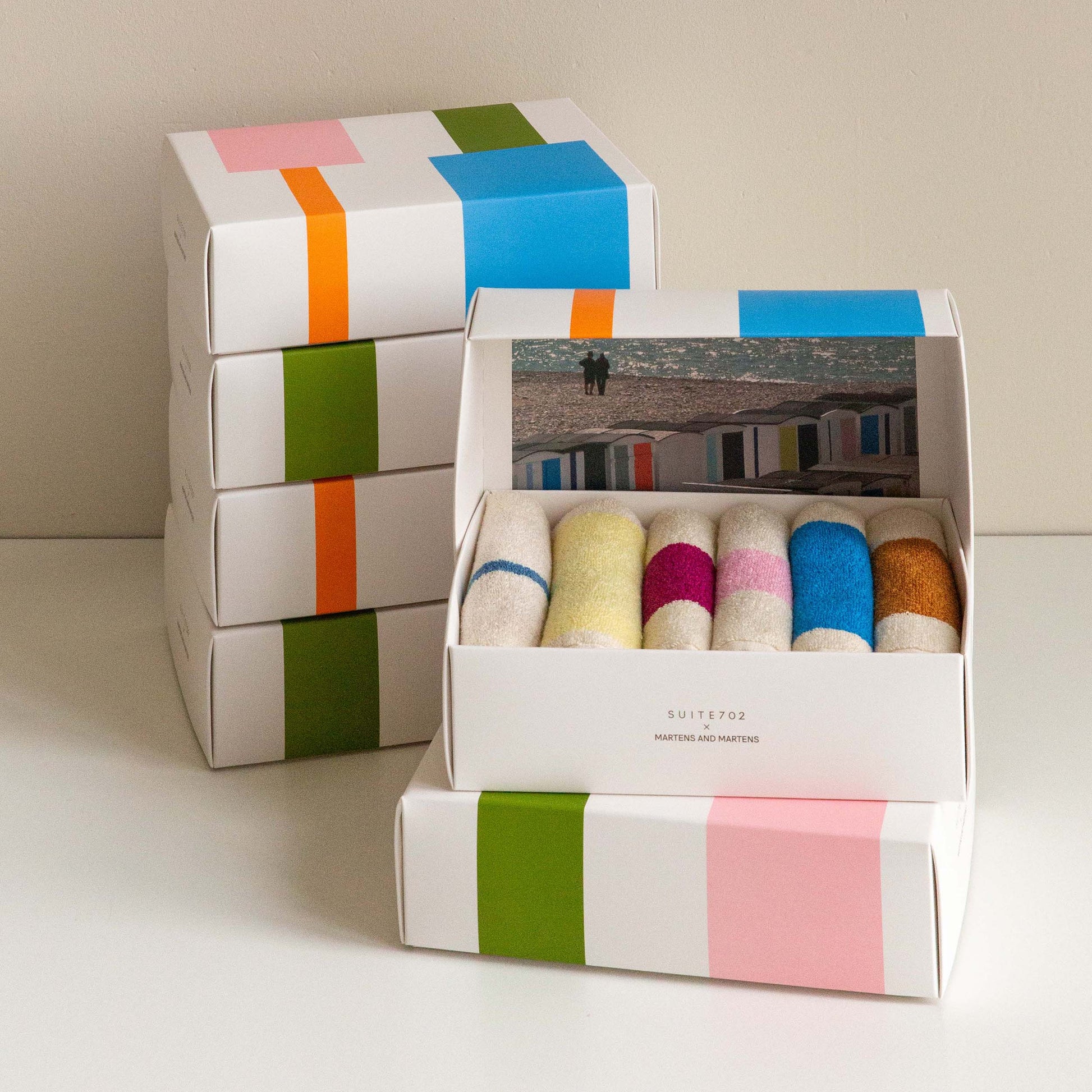 Gastendoekjes Martens & Martens Gift Box set van 6 in geopende doos met stapel dozen erachter