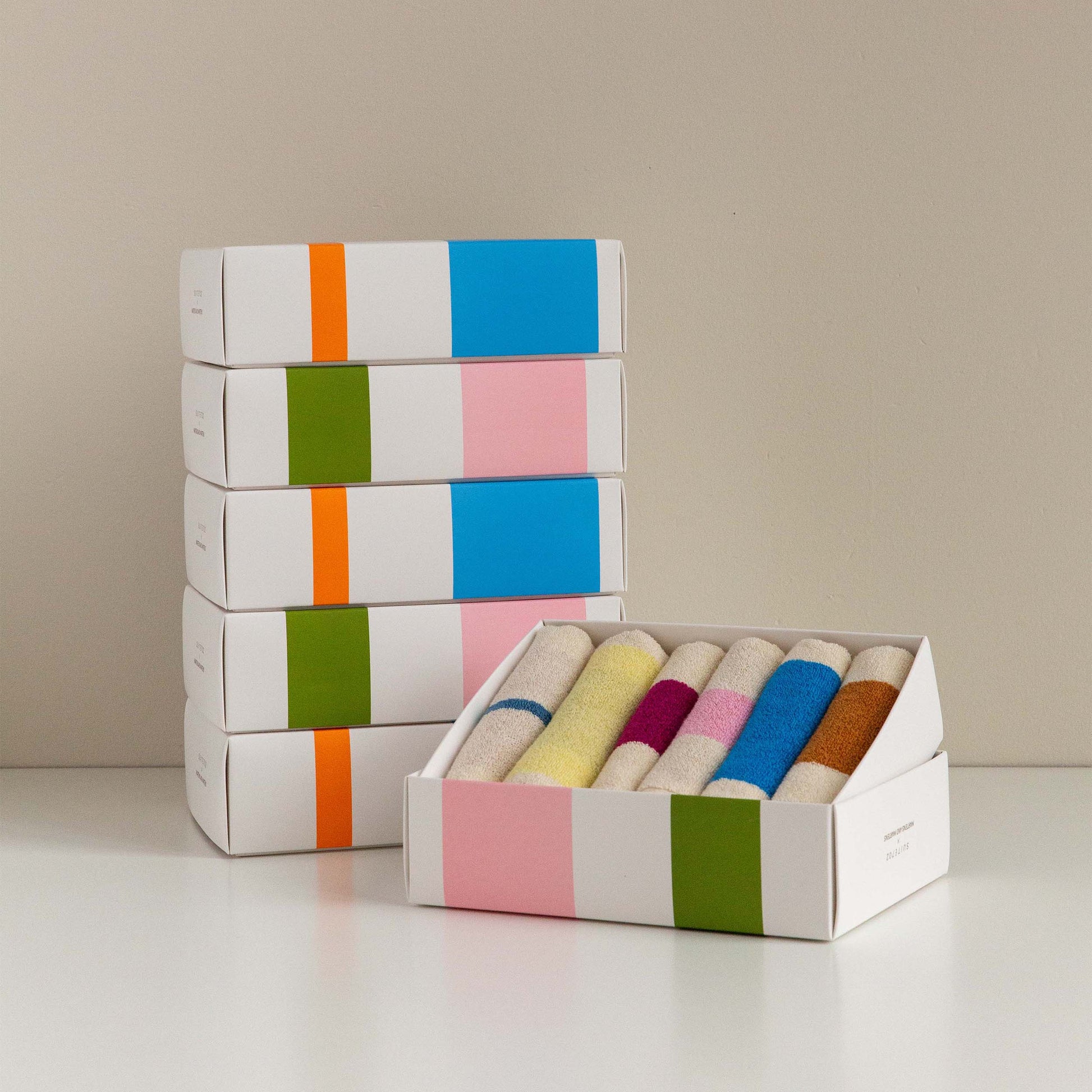 Gastendoekjes Martens & Martens Gift Set van 6 stuks in geopende doos met stapel dozen erachter 