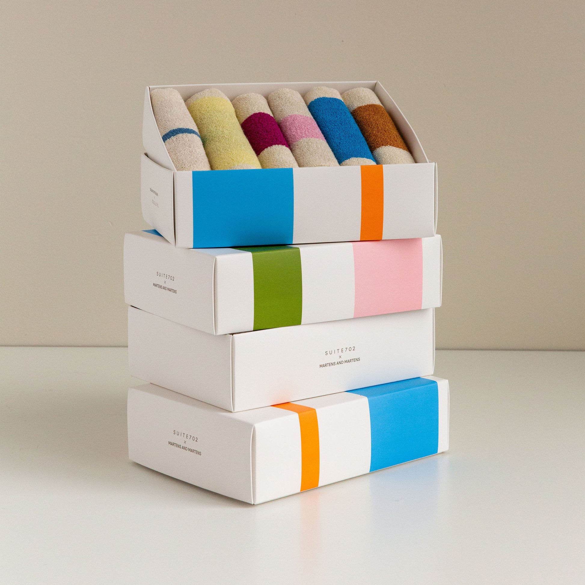 Gstendoekjes Martens & Martens Gift Box set/6 - geopoende doos op stapel van 3 dichte dozen