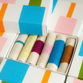 Gastendoekjes Martens  & Martens Gift Box geopend tussen meerdere gesloten dozen