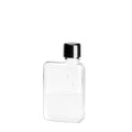 Memobottle A7 Platte Waterfles Transparant - half gevuld met water.