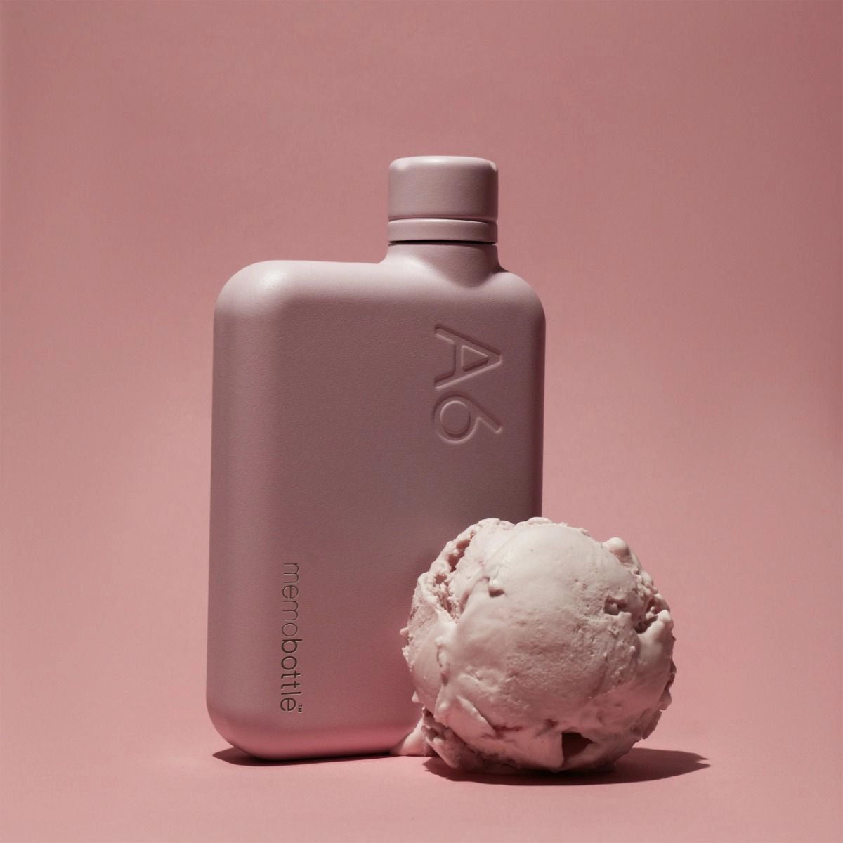 Memobottle Stainless Steel Waterfles Roze - vooraanzicht schuin met Pink salt. 