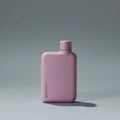 Vooraanzicht Memobottle A6 Waterfles Steel Roze met schaduw en grijze achtergrond.