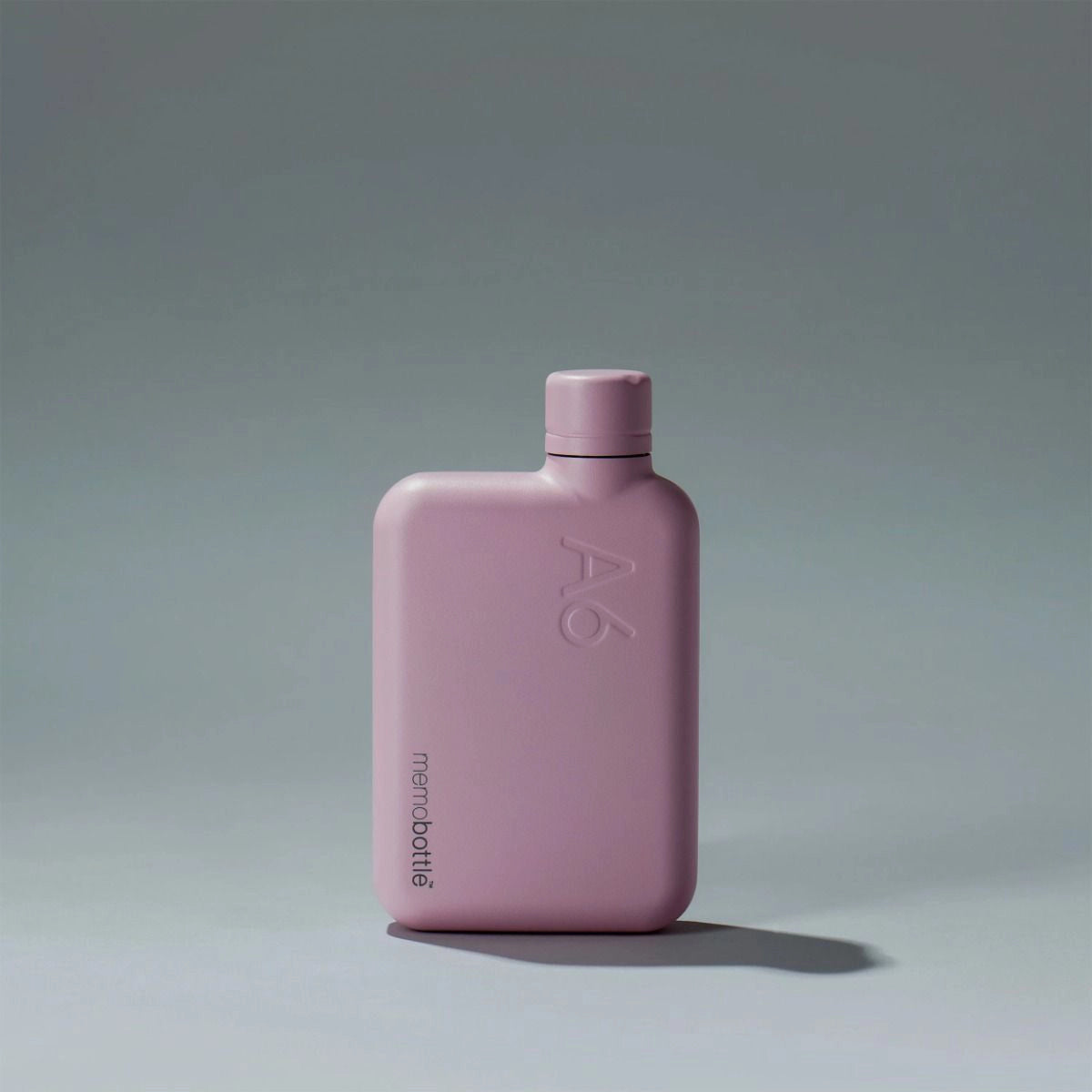 Vooraanzicht Memobottle A6 Waterfles Steel Roze met schaduw en grijze achtergrond.