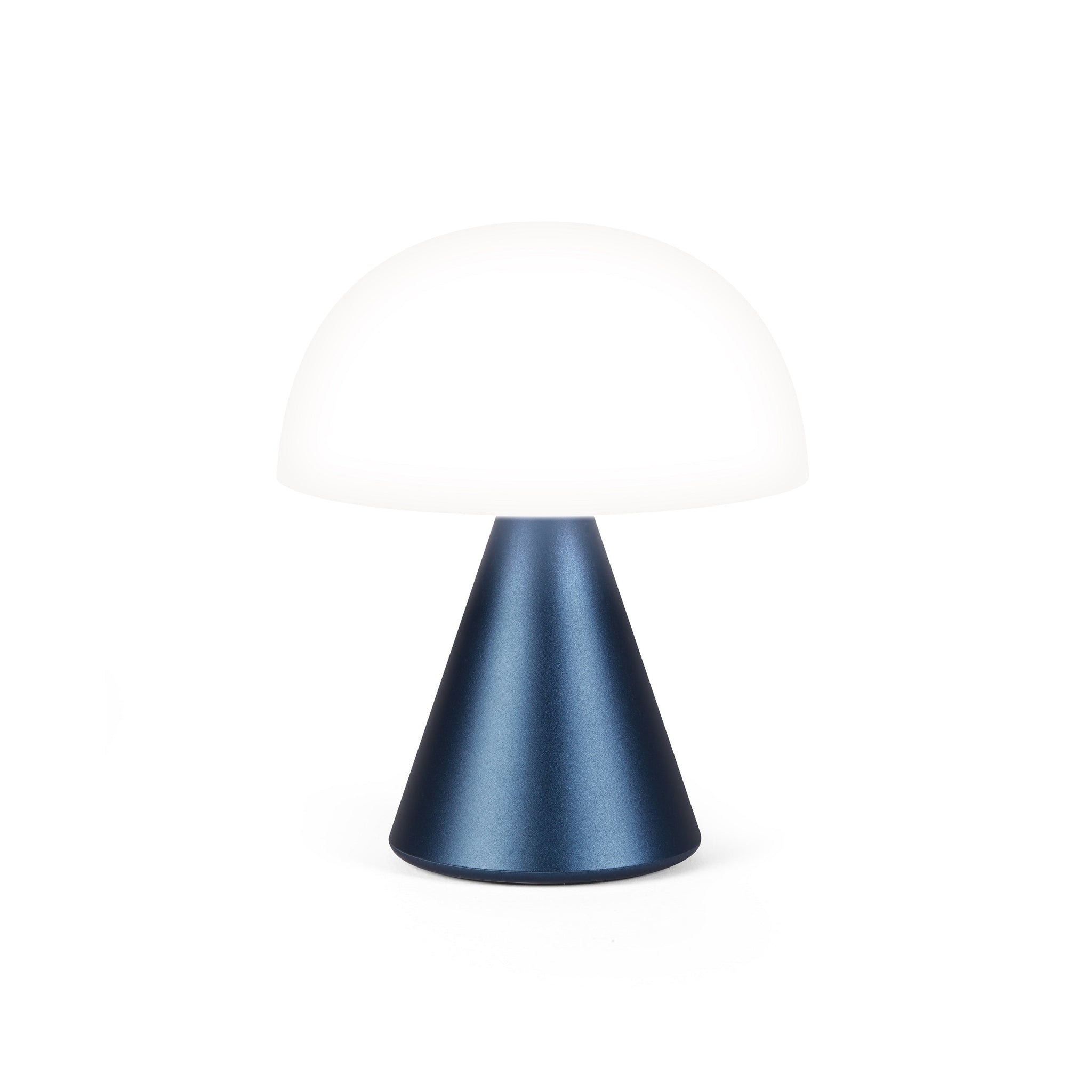 Lexon Mina Medium Donkerblauw│Oplaadbare LED-lamp│art. LH64MDB│wit licht aan met witte achtergrond