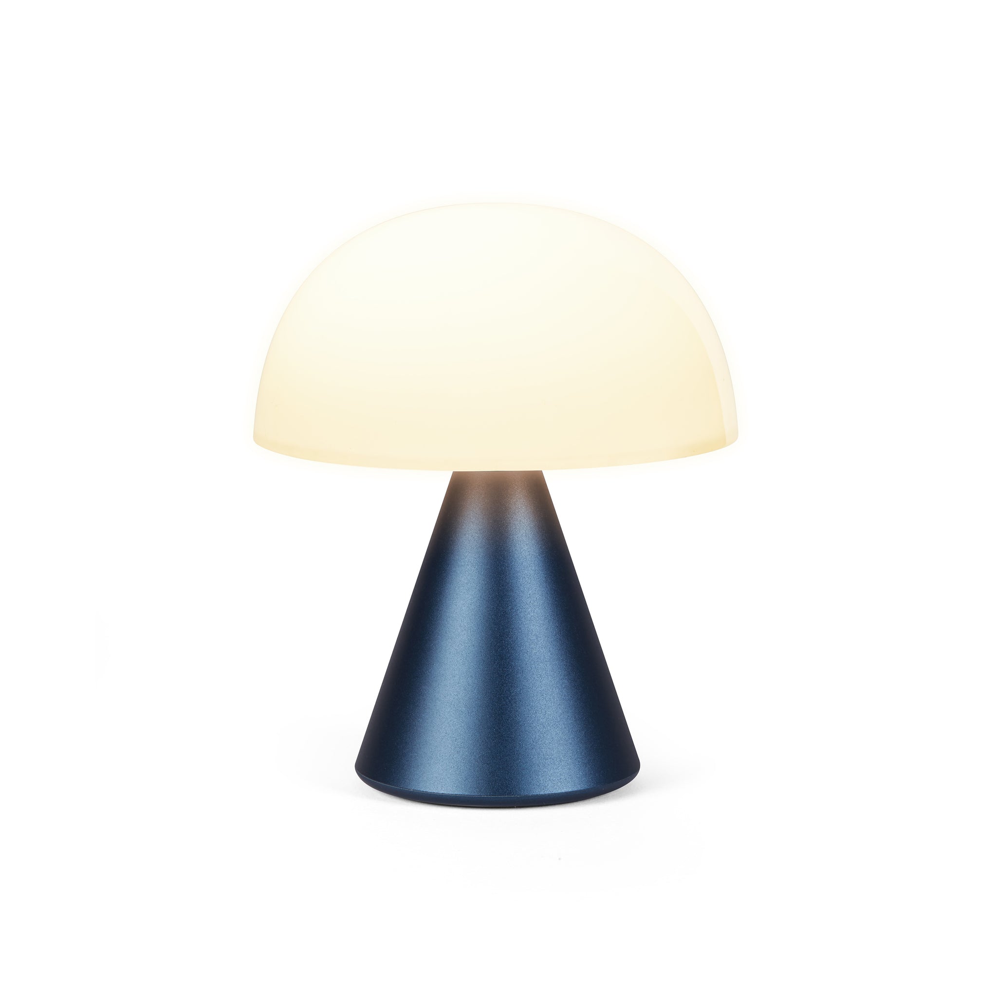 Lexon Mina Medium Donkerblauw│Oplaadbare LED-lamp│art. LH64MDB│vooraanzicht met warm licht aan en witte achtergrond