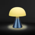 Lexon Mina Medium Donkerblauw│Oplaadbare LED-lamp│art. LH64MDB│geel licht met donkere achtergrond