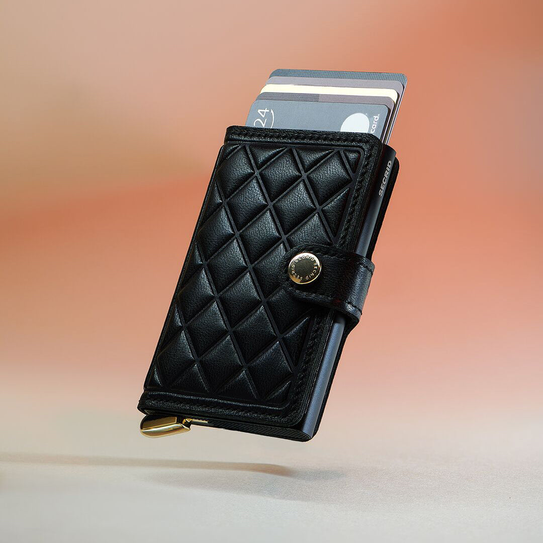 Secrid Miniwallet Emboss Diamond│art. MED-BLACK│zevend met uitgeschoven pasjes
