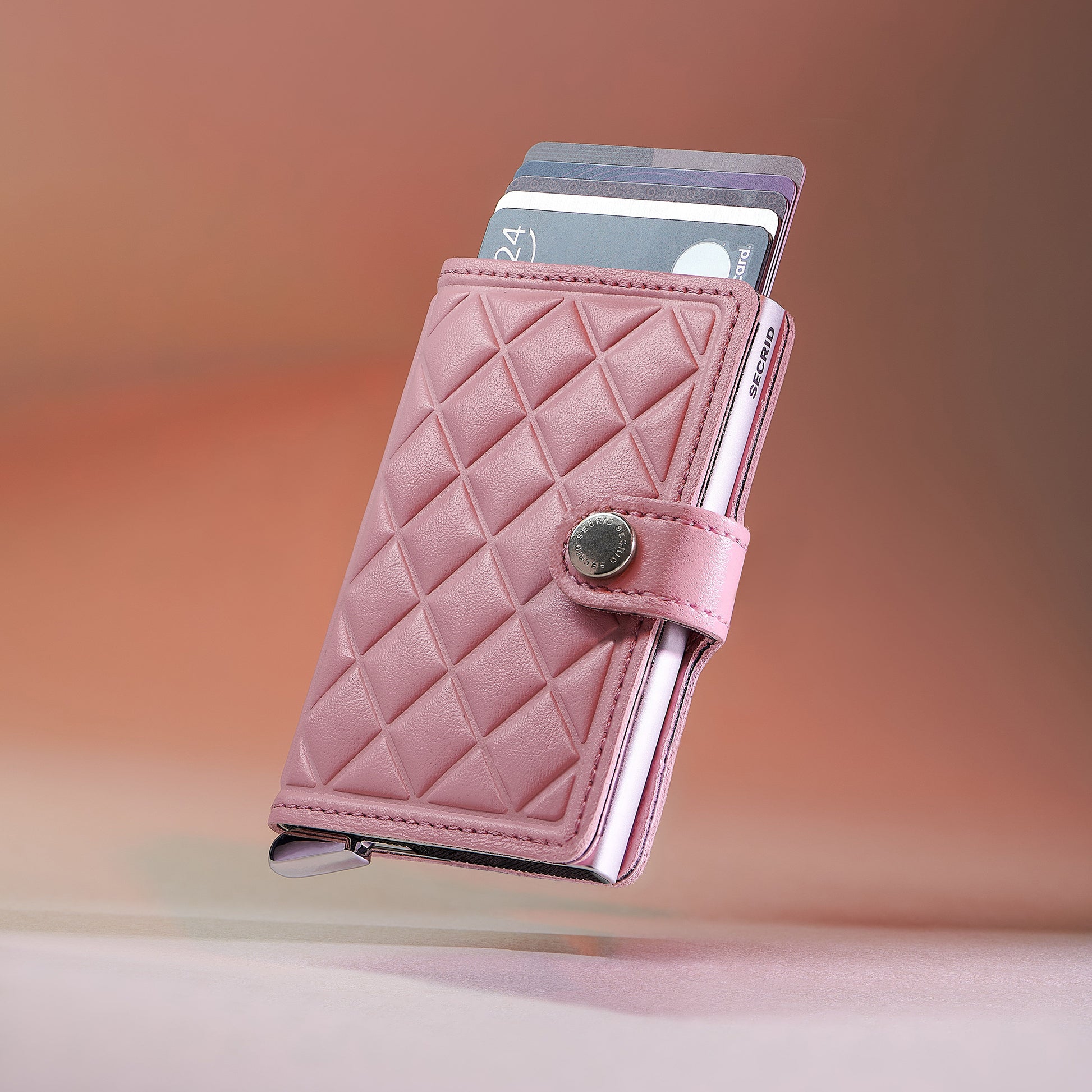 Secrid Miniwallet Emboss Diamond│art. MED-ROSE│zwevend met uitgeschoven kaarten