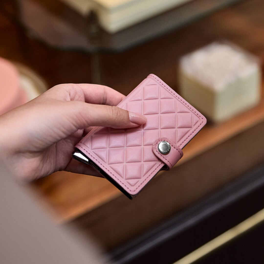 Secrid Miniwallet Emboss Diamond│art. MED-ROSE│in vrouwenhand vastgehouden
