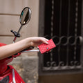Secrid Miniwallet Emboss Diamond│art. MED-RED│in hand van vrouw op rode scooter