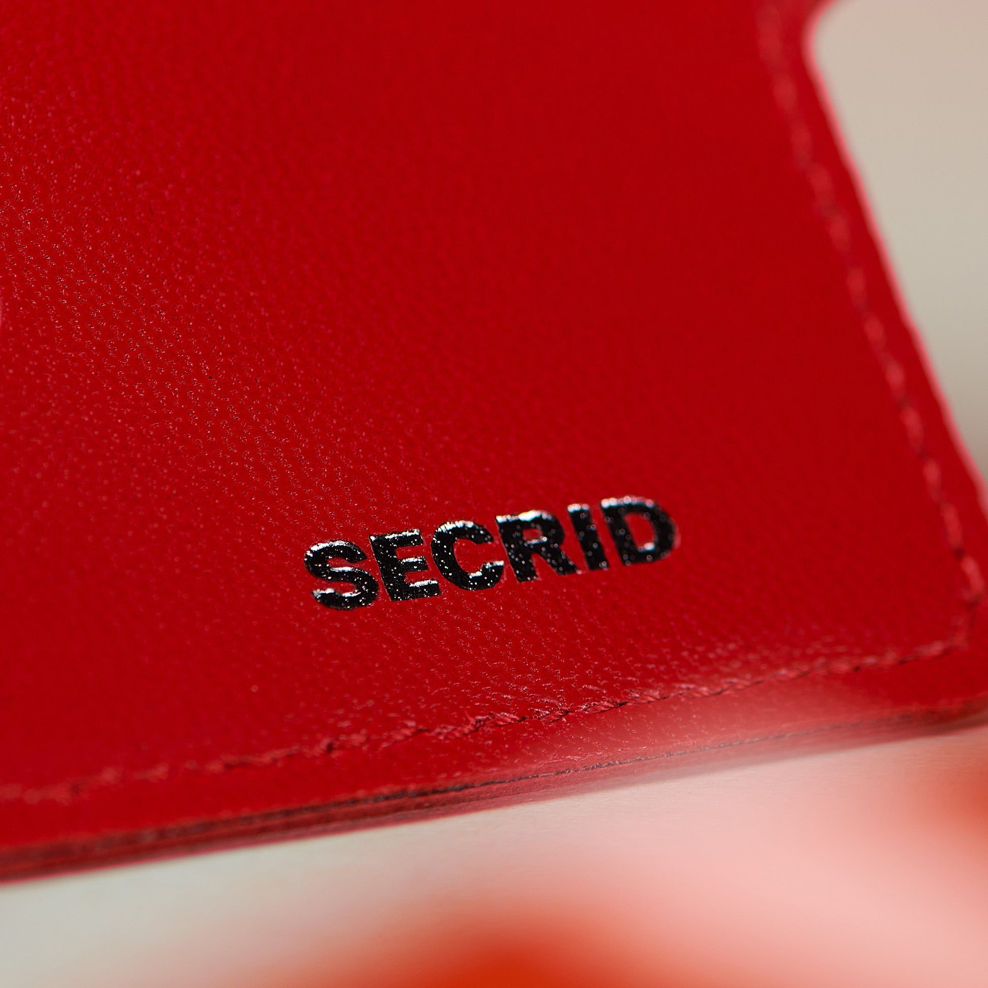 Secrid Miniwallet Emboss Diamond│art. MED-RED│detail merk aan binnenzijde