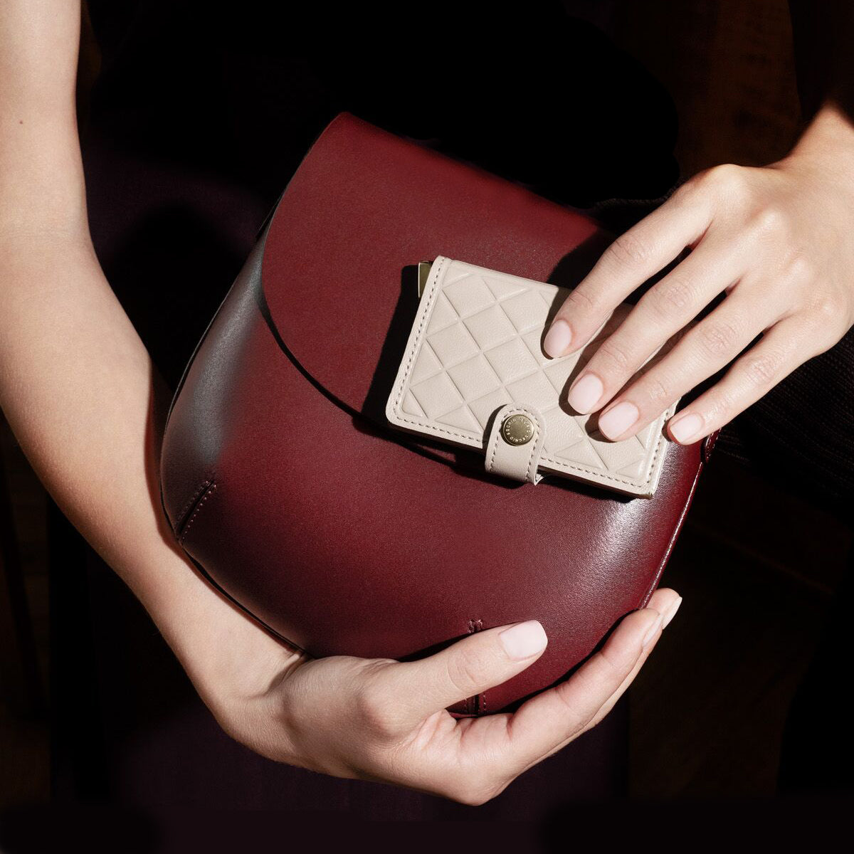 Secrid Miniwallet Emboss Diamond│art. MED-CHALK│in hand van vrouw met damestas