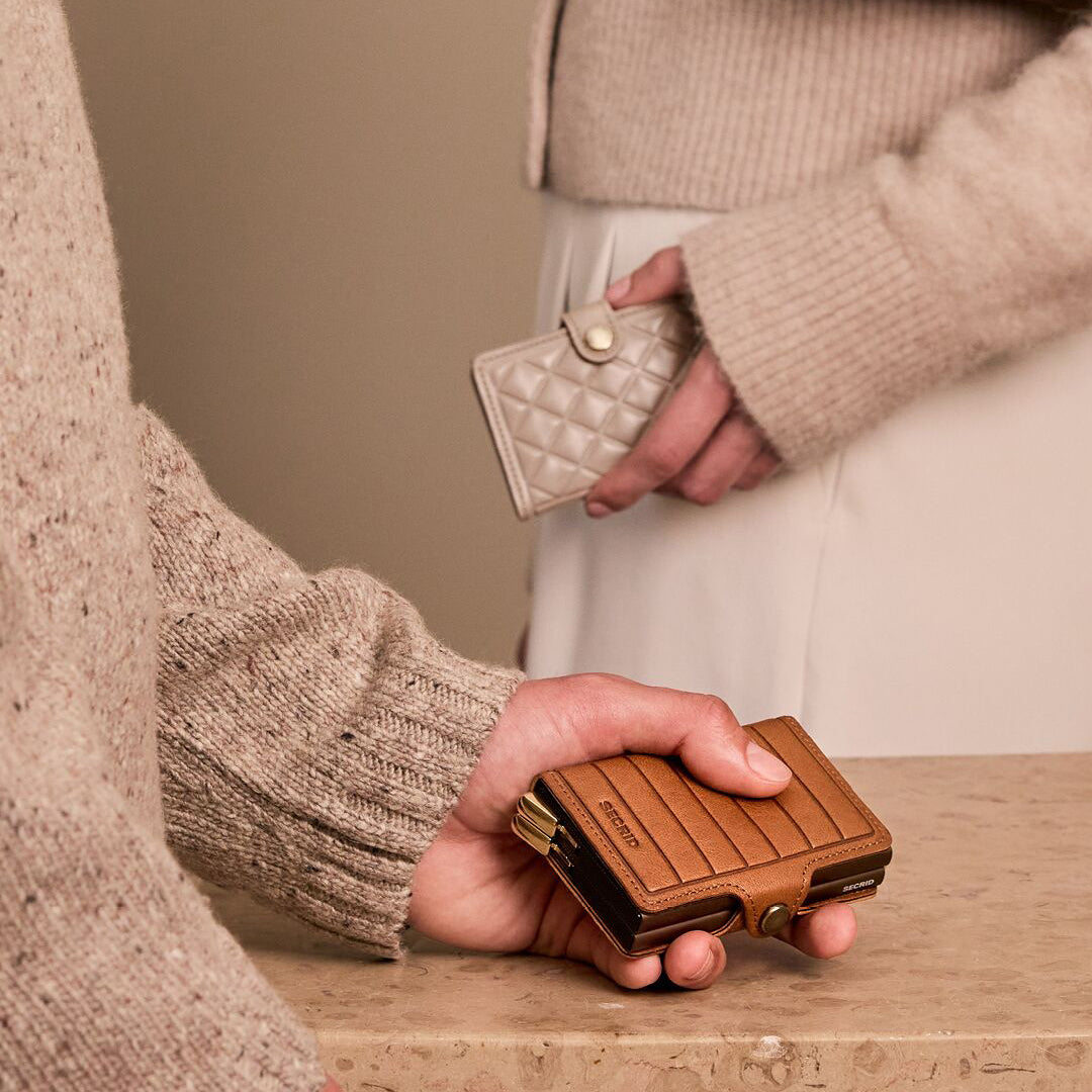 Secrid Miniwallet Emboss Diamond│art. MED-CHALK│in hand van vrouw met Twinwallet premium