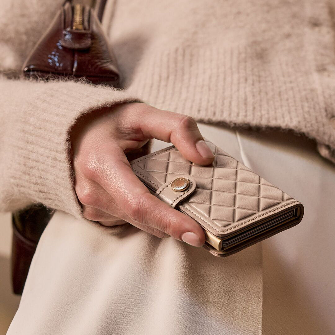 Secrid Miniwallet Emboss Diamond│art. MED-CHALK│in hand van vrouw close-up