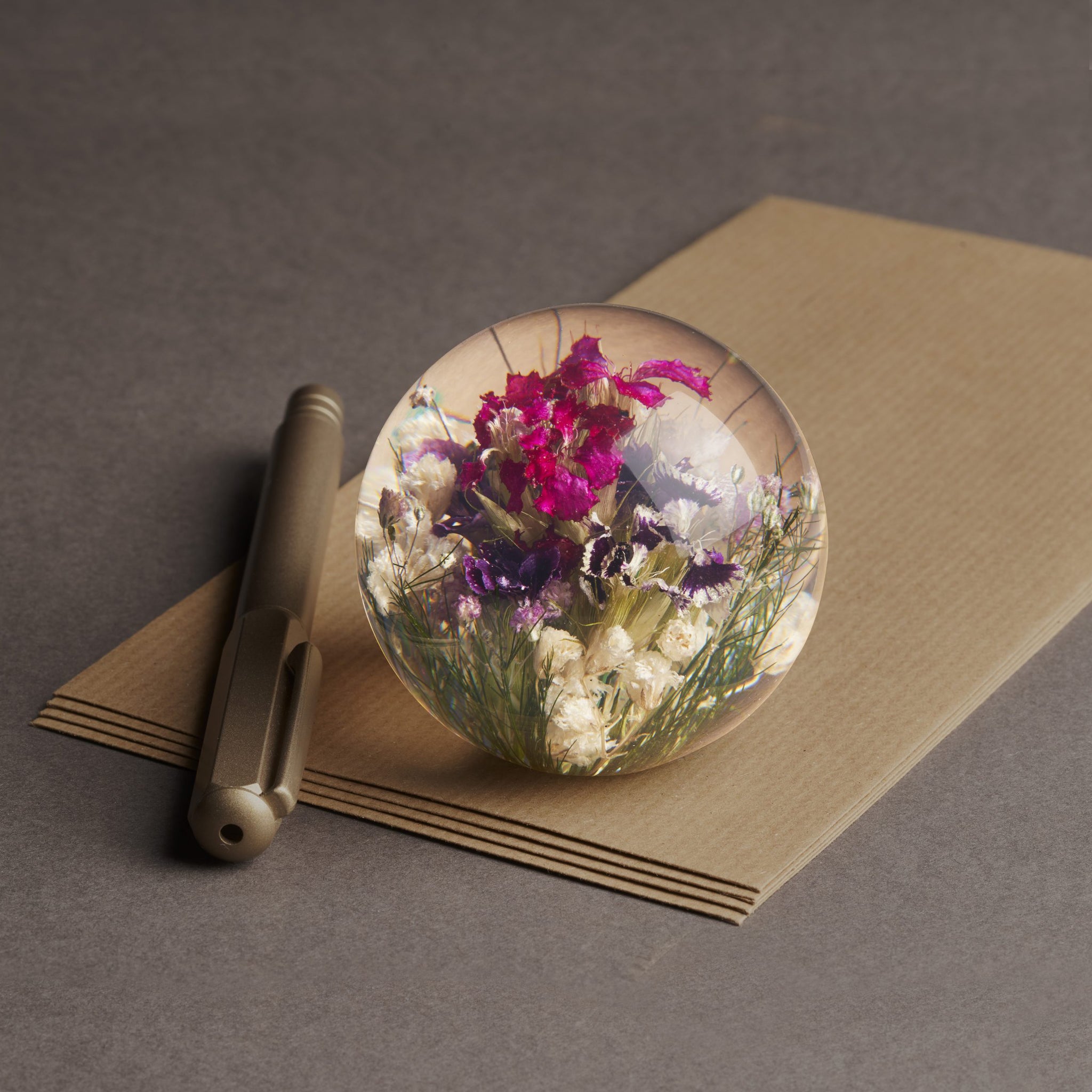 Mixed Flora Paperweight Small│Presse-papier Hafod Grange│op losse vellen papier naast pen