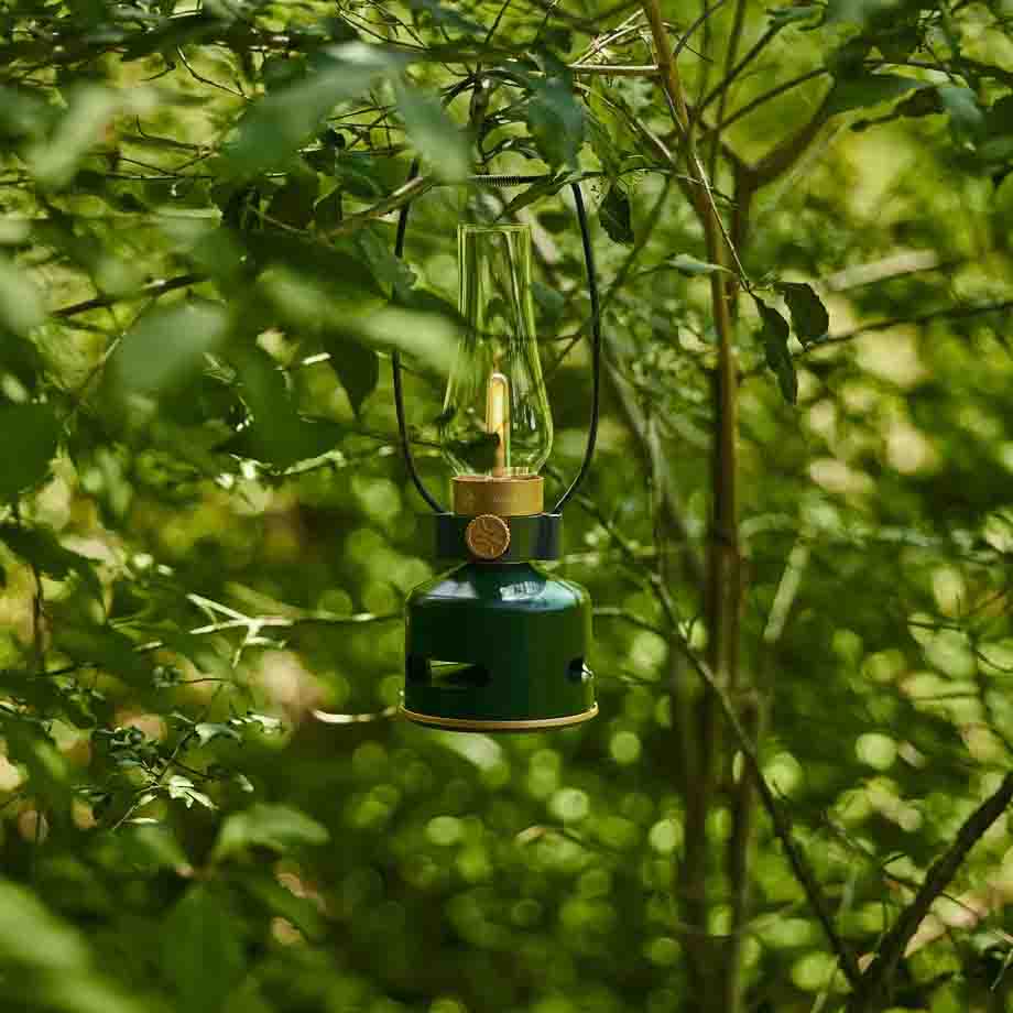 MoriMori LED Lantern & Bluetooth Speaker Original Green│Buitenverlichting Oplaadbaar│art. FLS-2101-DG│met hanger in boom opgehangen