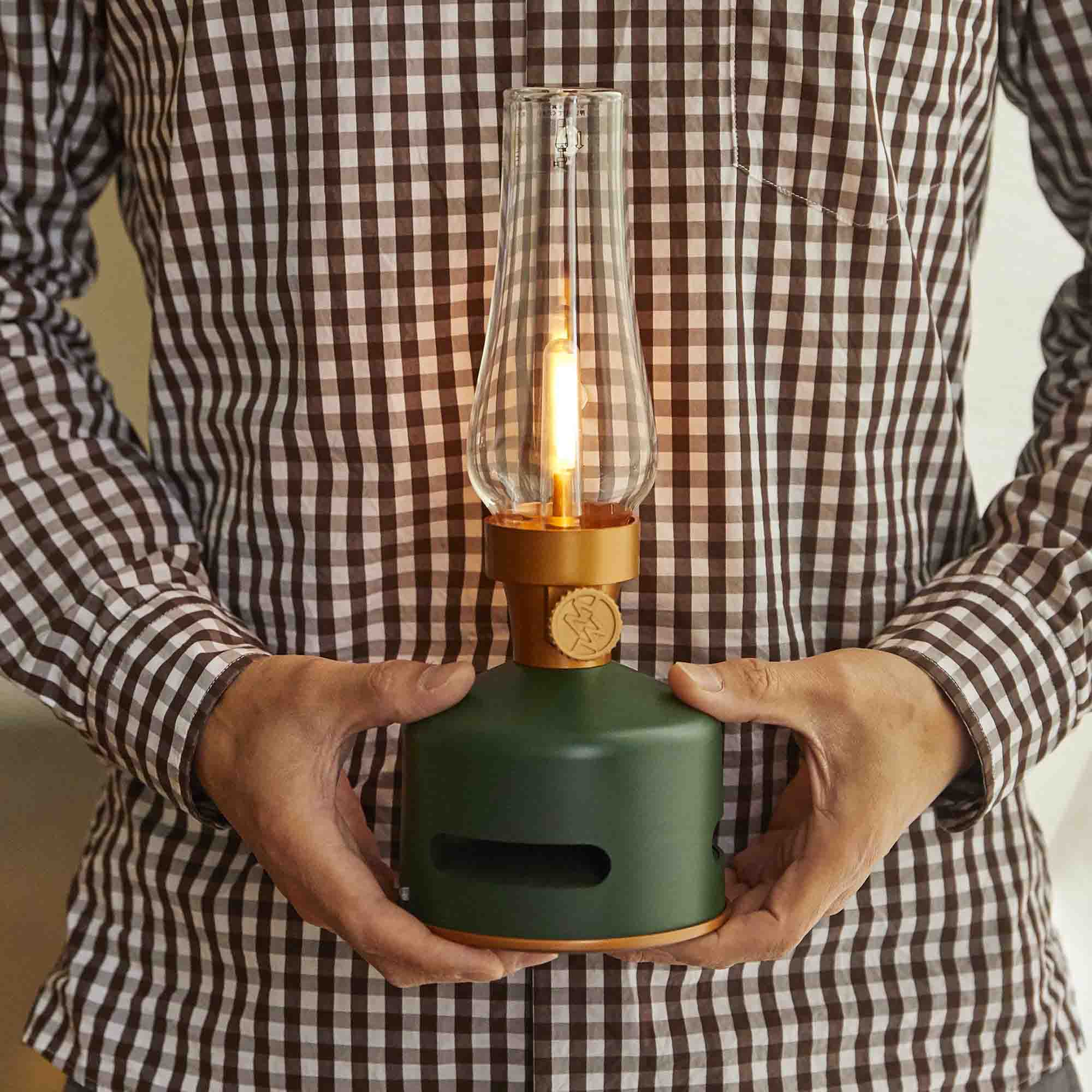MoriMori LED Lantern & Bluetooth Speaker Original Green│Buitenverlichting Oplaadbaar│art. FLS-2101-DG│in handen met licht aan 