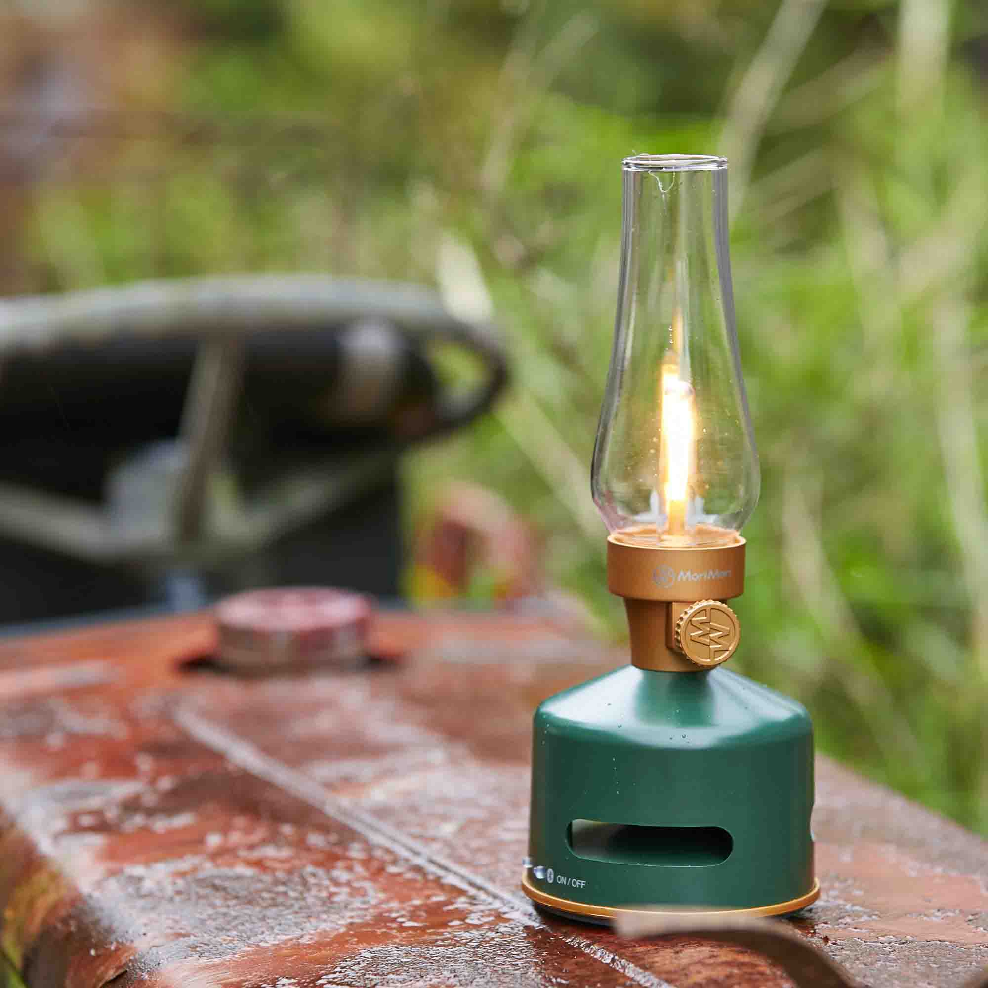 MoriMori LED Lantern & Bluetooth Speaker Original Green│Buitenverlichting Oplaadbaar│art. FLS-2101-DG│op oude tractor met licht aan
