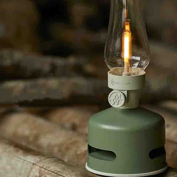 MoriMori LED Lantern & Bleutotth Speaker Garden House Green│Buitenverlichting│art. FLS-2105-GR│op houten balken met licht aan