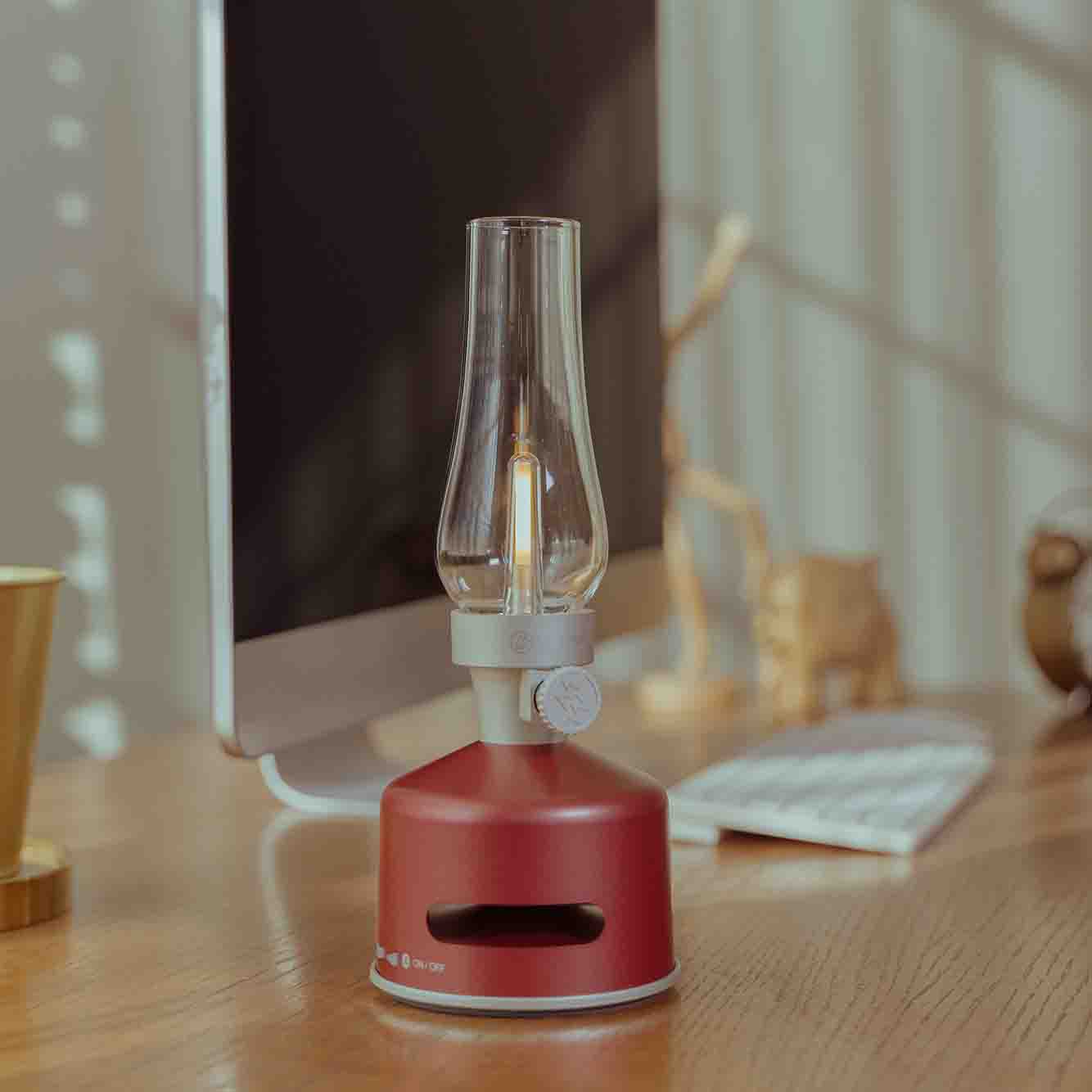 MoriMori LED-Lantern & Bluetooth Speaker Lumi Wine Red│Buitenverlichting│art. FLS-2012-SR│op bureau naast Apple Computer
