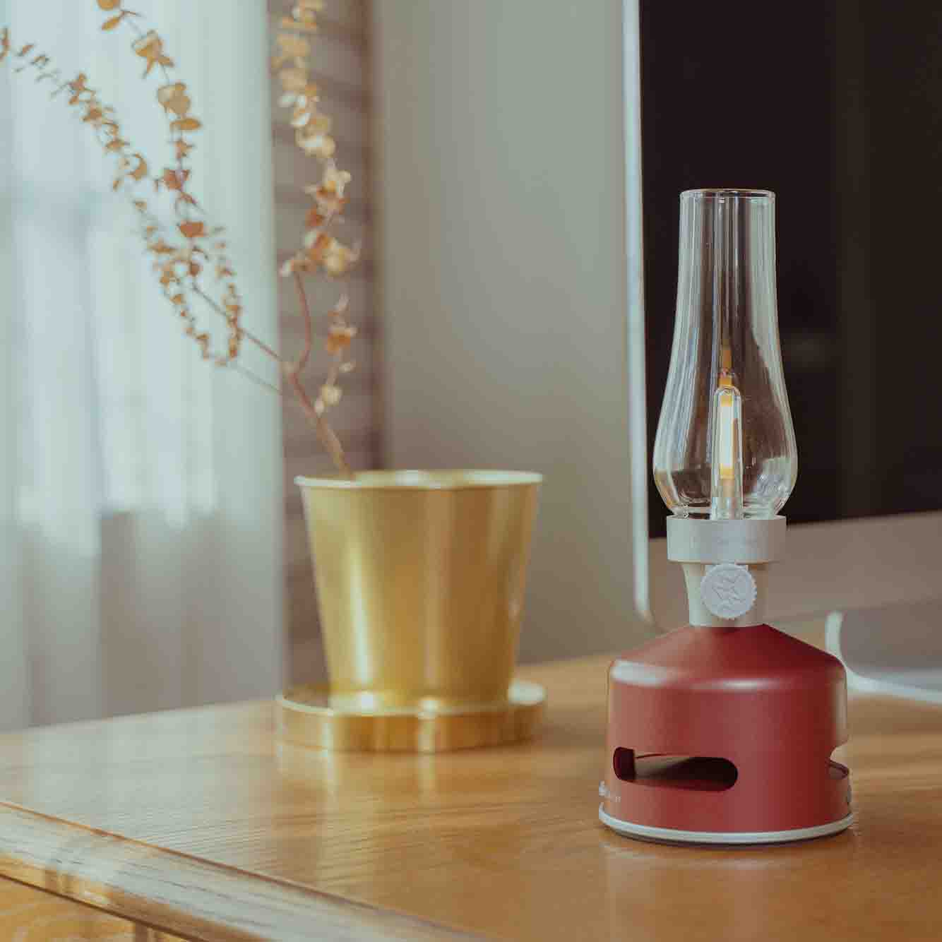MoriMori LED-Lantern & Bluetooth Speaker Lumi Wine Red│Buitenverlichting│art. FLS-2012-SR│Op bureau naast messing vaasje