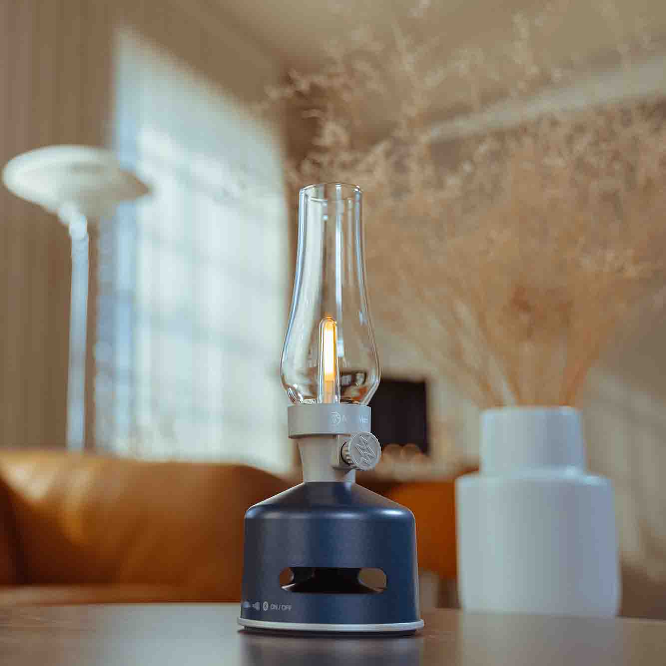 MoriMori Led Lantern & Bluetooth Speaker Moonlit Ocean Navy│Buitenverlichting│art. FLS-2010-SN│close-up op salontafel
