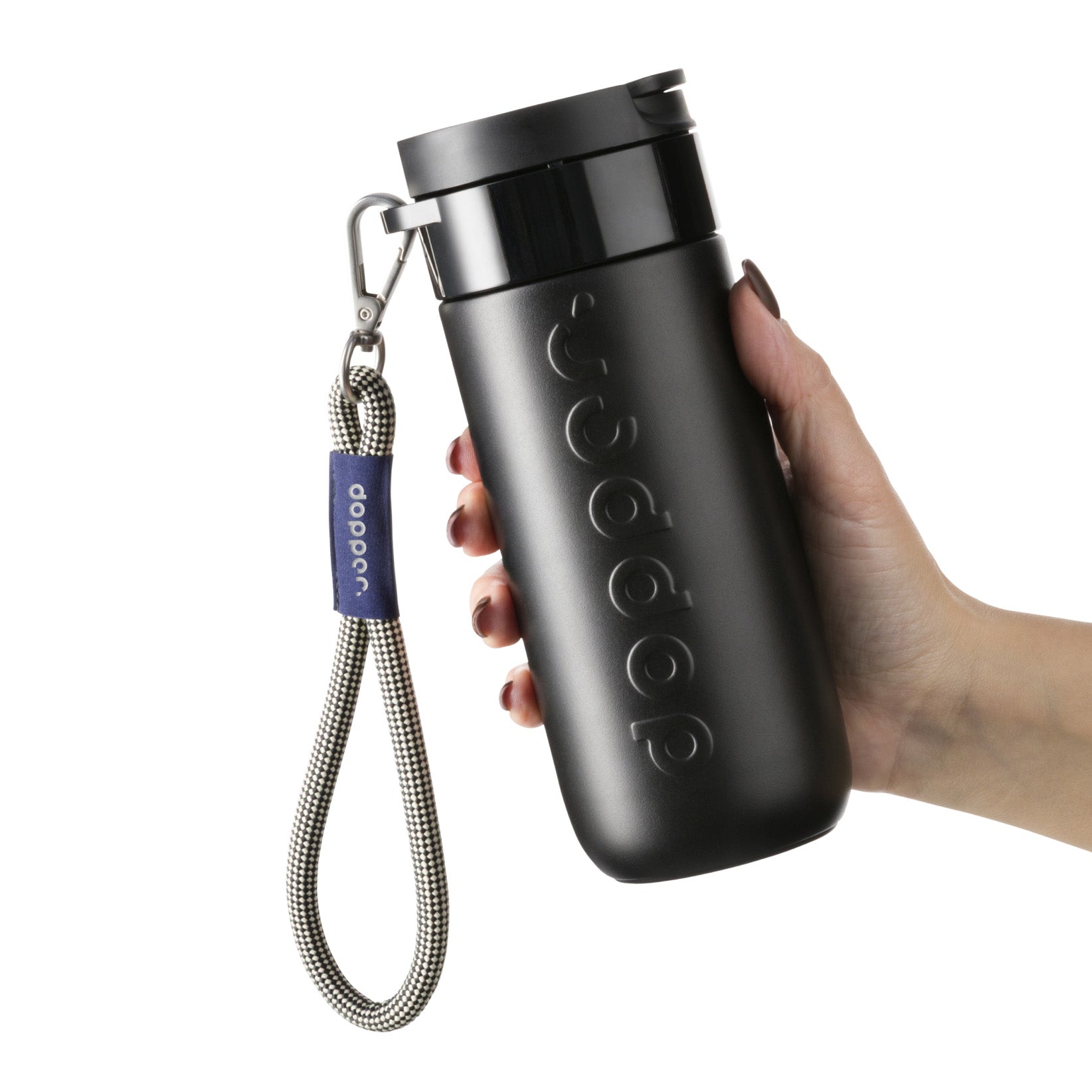 Dopper Travel Mug Blazing Black Large 400ml met Wrist Cord Sandy Black vastgehouden in hand van vrouw