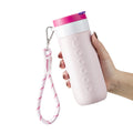 Dopper Travel Mug Large 400ml Berry Pink met Wrist Cord in White & Cherry Pink in hand vastgehouden