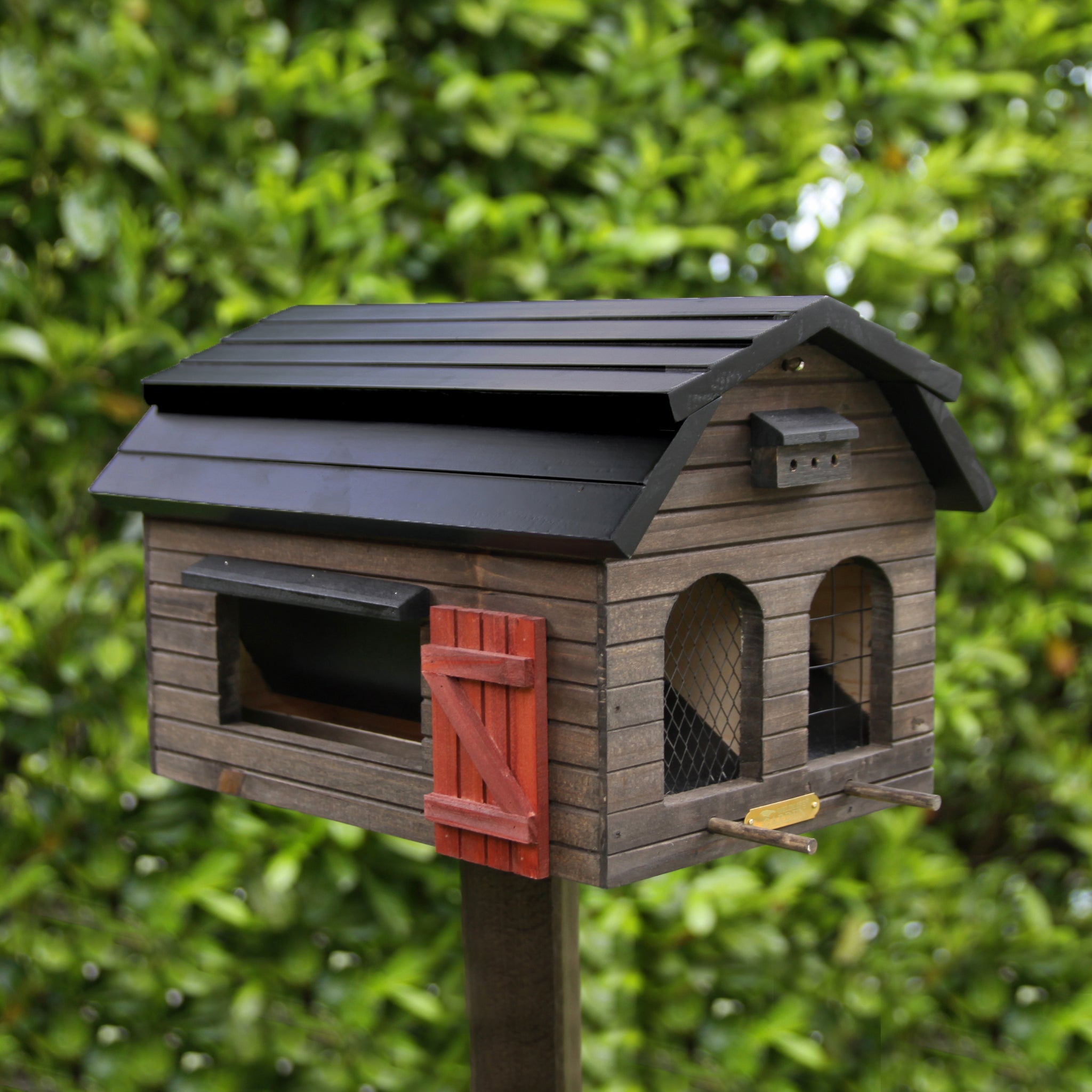 Multifeeder Schuur Bruin│Voederhuis Vogels│Wildlife garden art. WG220│op houten paal in tuin