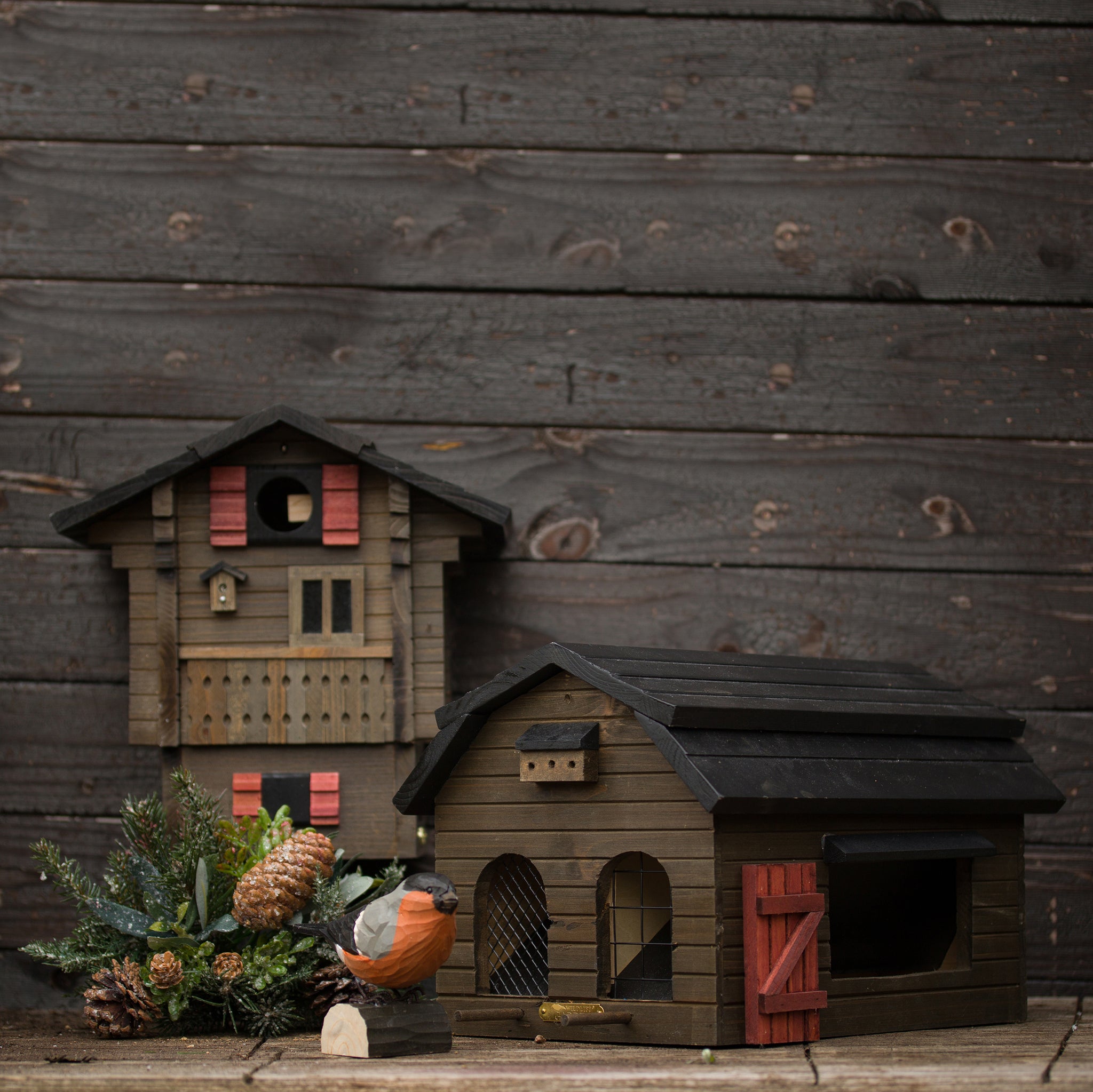Multifeeder Schuur Bruin│Voederhuis Vogels│Wildlife garden art. WG220│met Multiholk berghut voor houten schuurtje