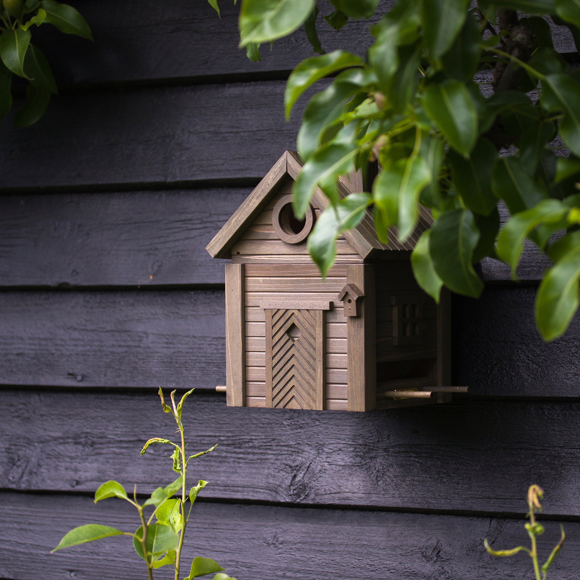 Multiholk Green Umber Wildlife Garden│Vogelhuis│art. WG1126│tegen houten schuurtje