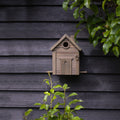 Multiholk Green Umber Wildlife Garden│Vogelhuis│art. WG1126│vooraanzicht tegen zwarte houten schuuur