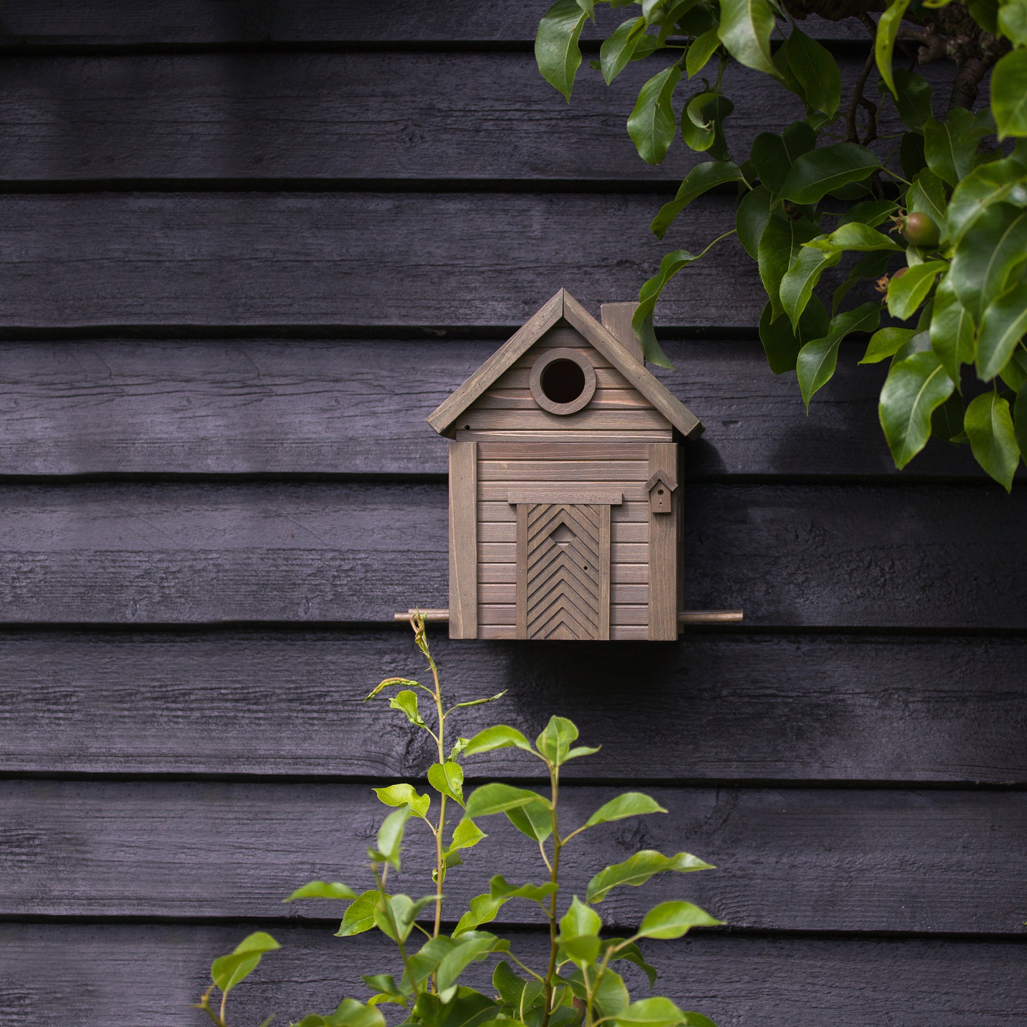 Multiholk Green Umber Wildlife Garden│Vogelhuis│art. WG1126│vooraanzicht tegen zwarte houten schuuur
